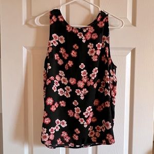 FREE WITH ANY PURCHASE (add to bundle) Women’s floral top